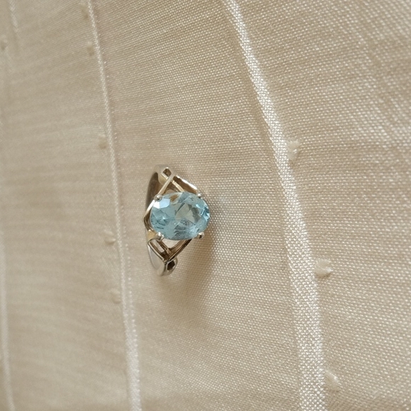 Jewelry - Blue topaz ring
